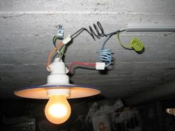 
          Электропроводка на чердаках и в подвальных помещениях
