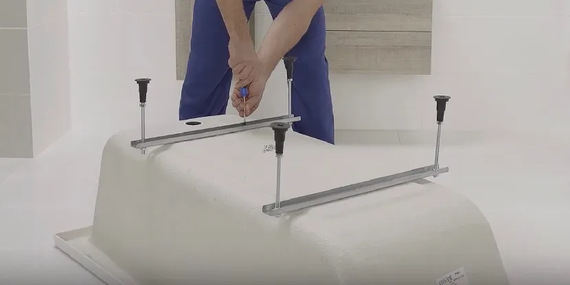 Способы надежной фиксации ванны к полу и стенам